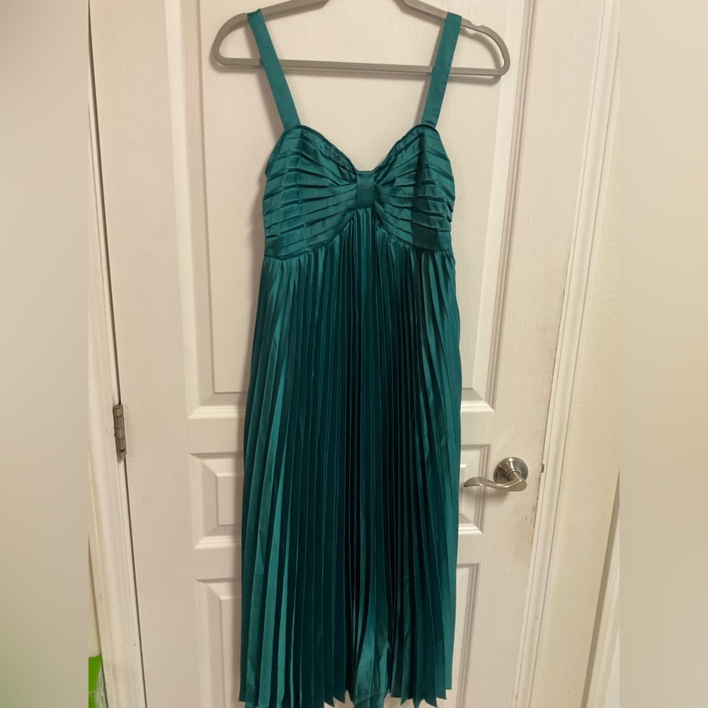 Wish Apparel Green Pleated Dress Size S Sleeveless Empire Waist Flowy - Picture 2 of 8